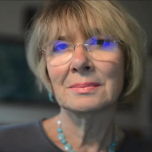 Alexandra Martynova-Van Kley, Ph.D. pozuje do zdjęcia