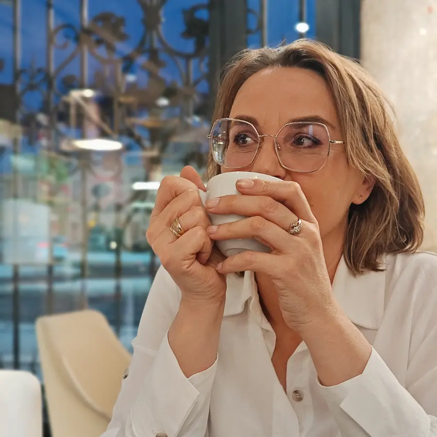 Profesor Ewa Stachowska pije kawę.