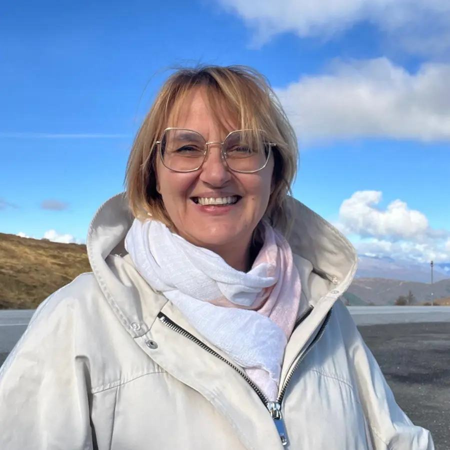 Profesor Ewa Stachowska pozuje do zdjęcia.