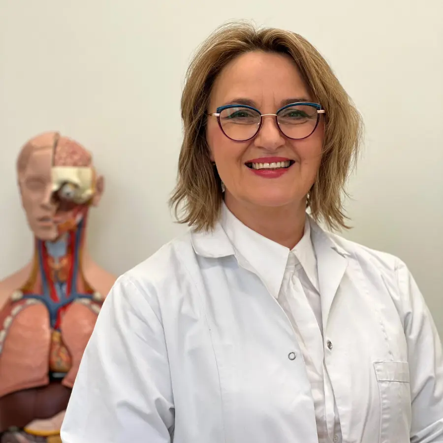 Profesor Ewa Stachowska pozuje do zdjęcia.