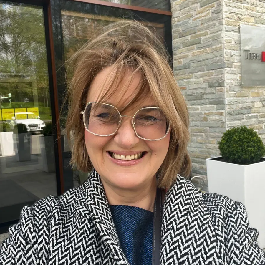 Profesor Ewa Stachowska pozuje do zdjęcia.