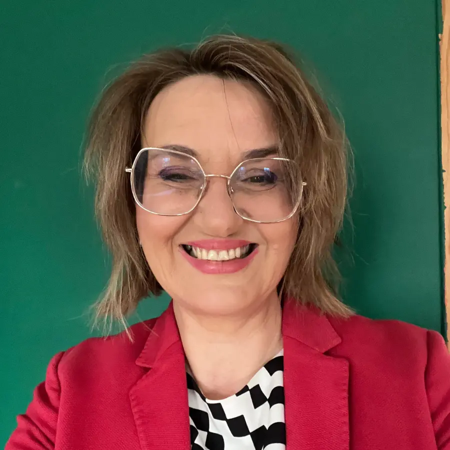Profesor Ewa Stachowska pozuje do zdjęcia.