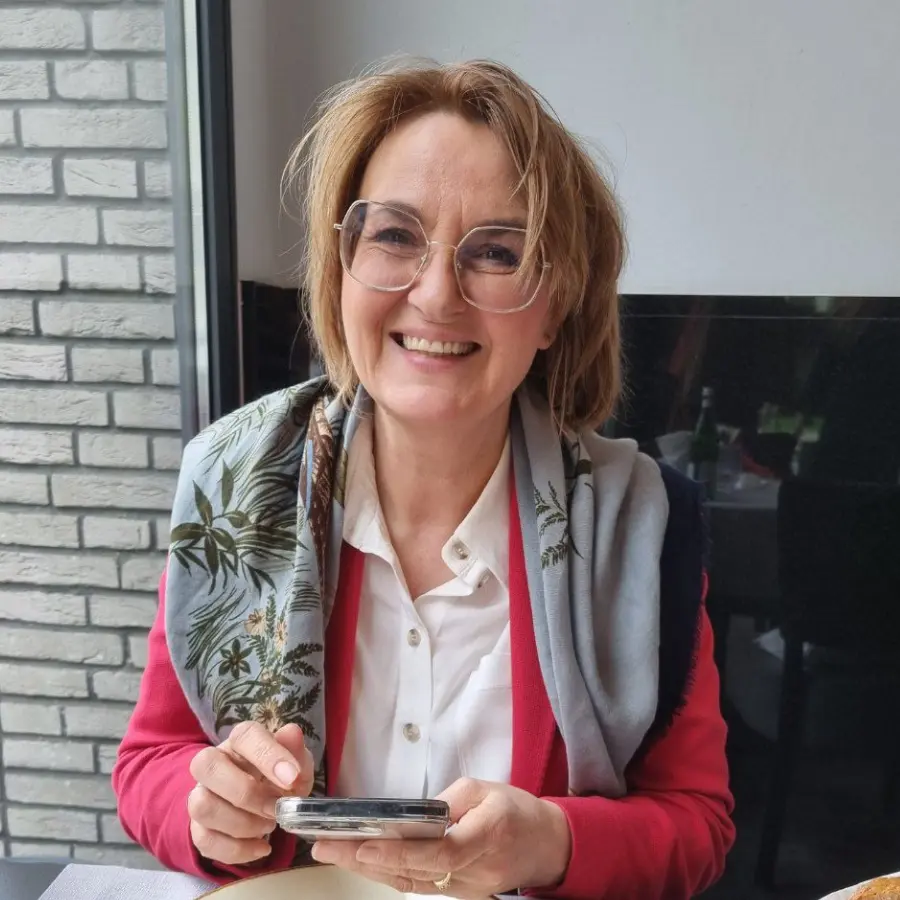 Profesor Ewa Stachowska pozuje do zdjęcia.