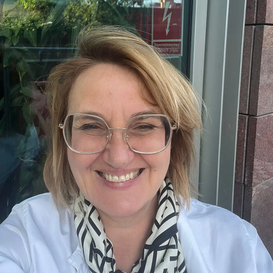 Profesor Ewa Stachowska pozuje do zdjęcia.